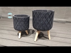 Elegante plantación de fibra de arcilla con acabado tallado a mano