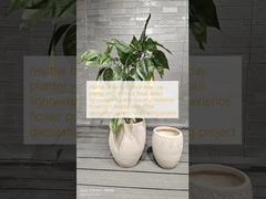 Plantación de arcilla de fibra cilíndrica beige neutra con detalles florales intrincados, de peso ligero, duradero y de bajo mantenimiento.