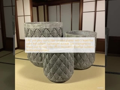 Jardinera redonda gris de fibra de cemento GRC con un patrón repetitivo de hojas de palma, ligera, duradera, de bajo mantenimiento, maceta, decoración de villas vacacionales, oficinas, jardines en la azotea, proyecto de paisajismo