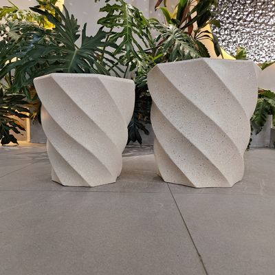 Potes de plantas reforzadas artesanales de color crema de arcilla y fibra Vaso para la decoración del hogar