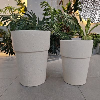 Maceta de flores de arcilla compuesta de crema con un diseño suave tallado a mano