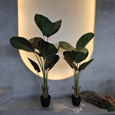 Palma de abanico artificial realista con follaje verde natural