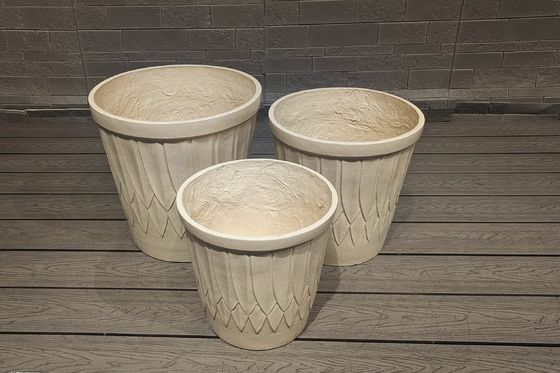 Elegante plantación de fibra de arcilla con acabado tallado a mano