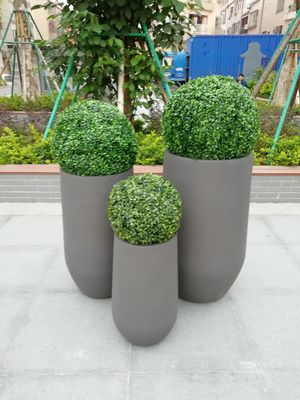 Planta de arcilla reforzada de superficie lisa para plantas altas en estilo minimalista