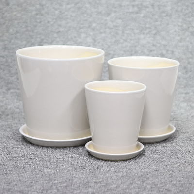 Agregue un toque de elegancia a sus plantas con nuestras hermosas macetas de cerámica de varios diseños disponibles