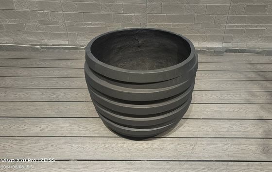 Agregue un toque de sofisticación a su jardín con una plantación moderna de fibra de arcilla a prueba de agua y fuego