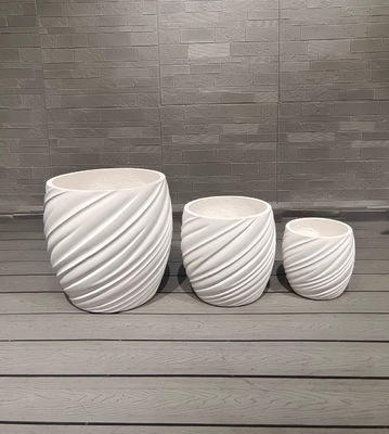 Planta de fibra de arcilla tallada a mano en superficie lisa para elegancia tradicional