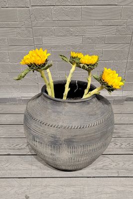 Planta de fibra de arcilla de estilo vintage con acabado tallado a mano