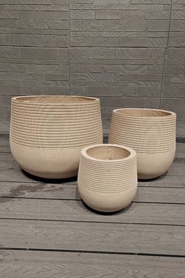 Mantenga florecientes sus plantas con un plantador de arcilla reforzada resistente a las heladas de 5 a 6 años de vida al aire libre