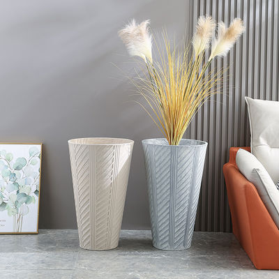 Planteador de fibra de arcilla eleva tu pantalla de plantas con un diseño minimalista