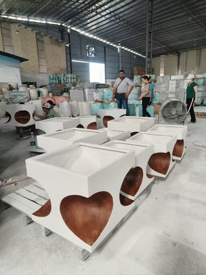 maceta de fibra de arcilla rectangular blanca con recortes en forma de corazón, ligera, duradera, de bajo mantenimiento, maceta para flores, decoración de villa vacacional, oficina, proyecto de paisajismo de jardín