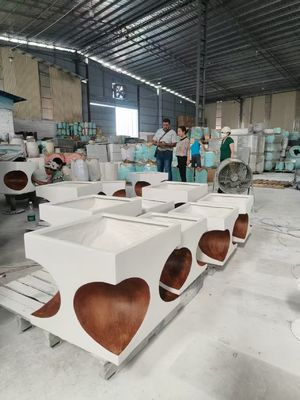 maceta de fibra de arcilla rectangular blanca con recortes en forma de corazón, ligera, duradera, de bajo mantenimiento, maceta para flores, decoración de villa vacacional, oficina, proyecto de paisajismo de jardín