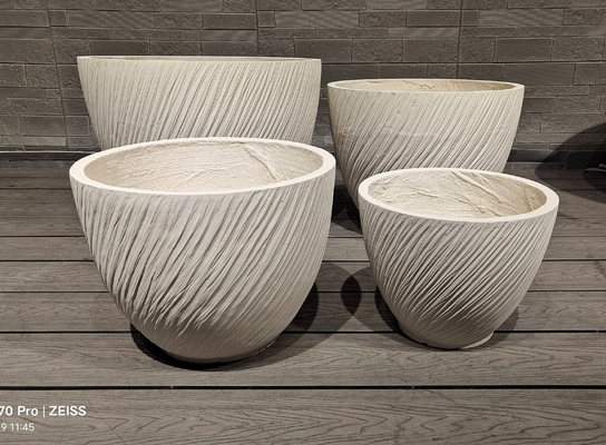 aspecto contemporáneo blanco con efecto de rayas fluidas maceta redonda de fibra de arcilla ligera duradera de bajo mantenimiento maceta para flores decoración de oficina de Villa vacacional proyecto de paisajismo de jardín