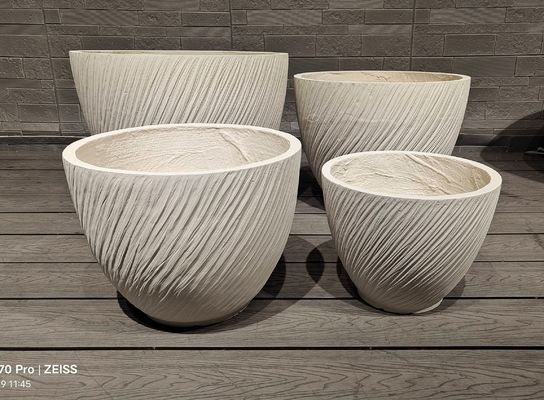 Jardineras redondas de fibra de arcilla blanca con efecto a rayas y aspecto contemporáneo
