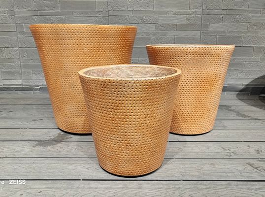 Maceta de arcilla redonda con patrón de puntos texturizado en tono marrón terroso cálido de telas tejidas Minic